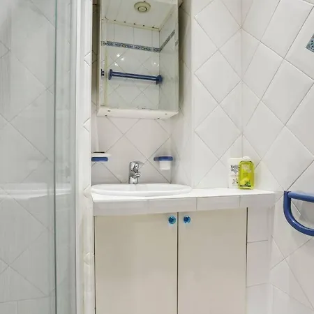 Апартаменты Modern Flat In - Heart Of Xvieme *